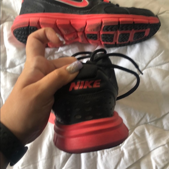 Nike pink + black tennis shoes - Picture 5 of 6